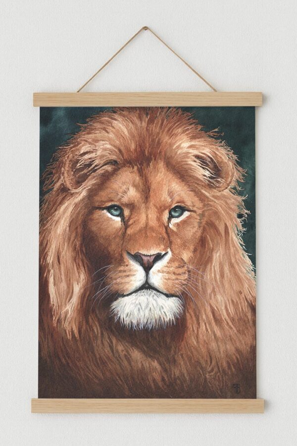 Umlilo Inkosi, portrait de lion, exemple d'encadrement avec cadre en bois naturel, par Morgane Bouiller Umlilo Inkosi, portrait de lion, exemple d'encadrement avec cadre en bois naturel, par Morgane Bouiller