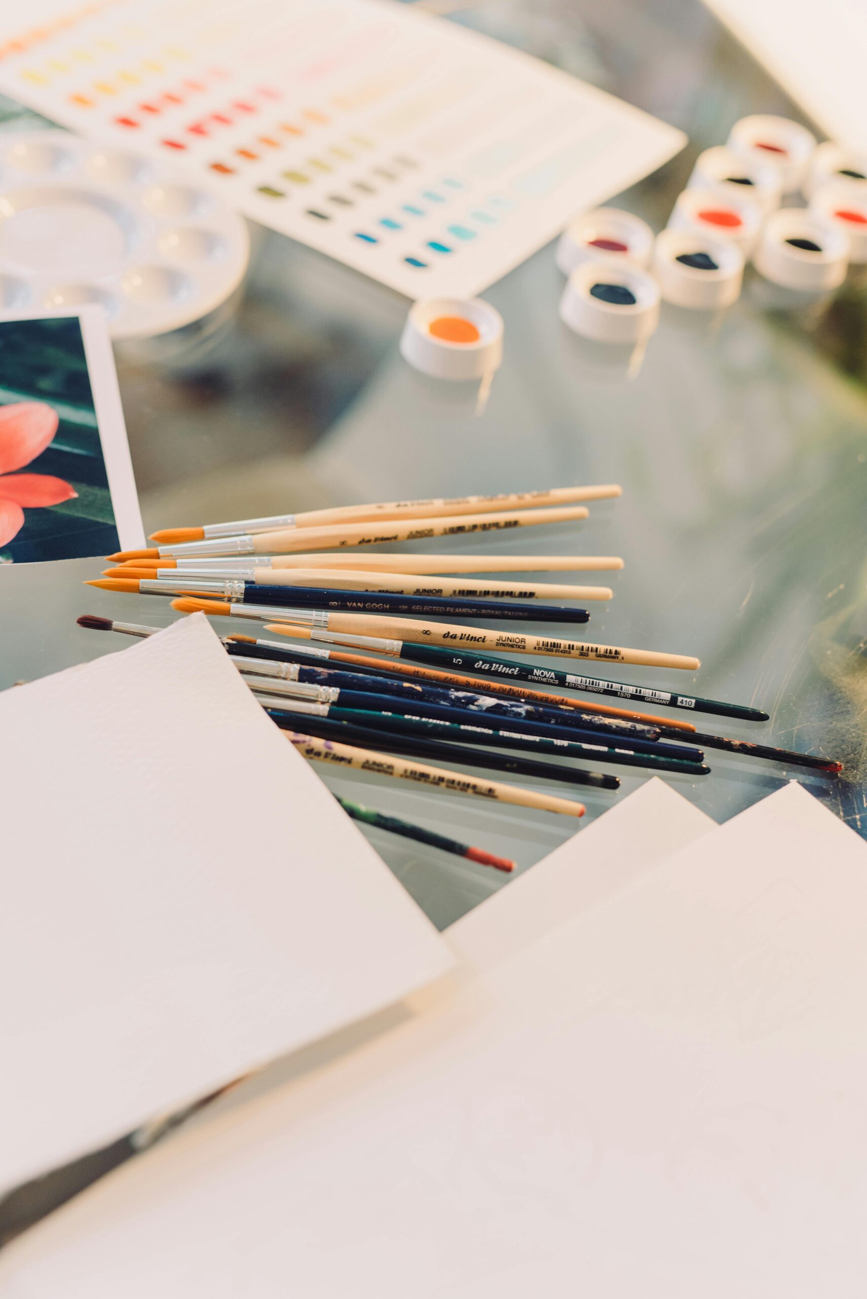 matériel d'art comprenant papier, pinceaux, peinture, etc.