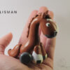 talisman-main MYNIZ • Talisman | Statuette personnalisée de votre cheval