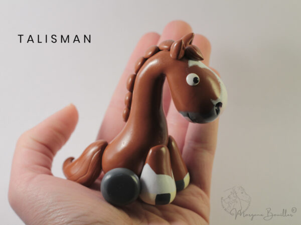 talisman-main MYNIZ • Talisman | Statuette personnalisée de votre cheval