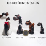 Les 4 formats de MYNIZ : Talisman, Trésor, Totem et Amulette, comparés à une pièce de 1€