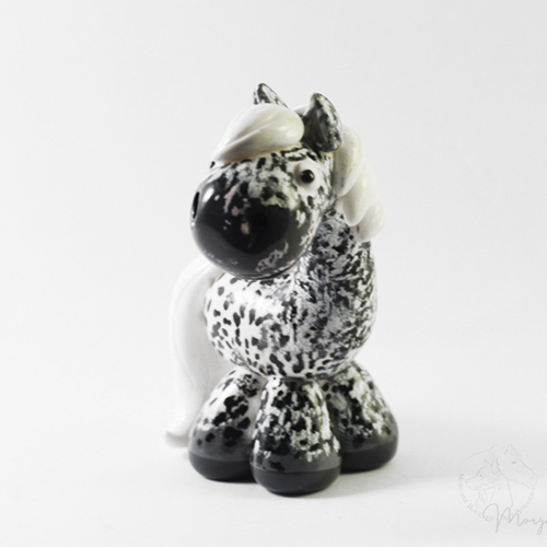 MYNIZ Trésor, la figurine irrésistible de votre cheval, faite main au cœur du Jura